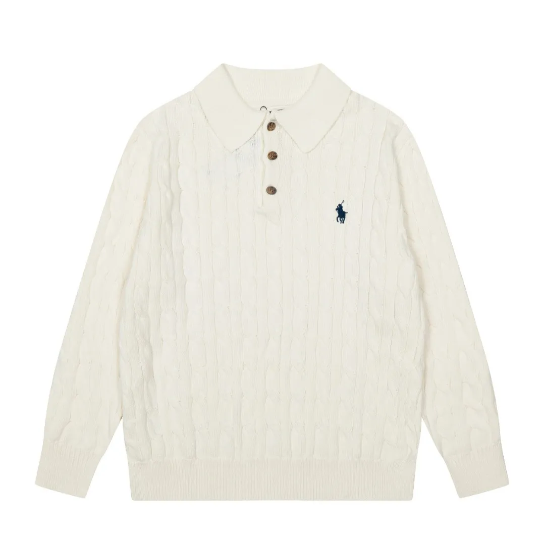 P230 RALPH LAUREN Six-color classic small label embroidery polo collar long-sleeved button pullover knitted sweater top for men and women. Pure original high-density LOGO embroidery on the chest, original 1:1 customized tag accessories. Made of pure cotton yarn and multi-knitted, pure cotton is skin-friendly and comfortable, small label war horse embroidered twist button polo neck sweater 🐎 high quality, follow the blogger to learn how to wear it! Let’s buy a Ralph Lauren cable sweater. It’s a super hard-to-find series after it became popular. It’s hard to find one on the official website. It’s simple and practical, has a lazy and loose feel, soft and delicate feel, and has a loose fit. Whether worn alone or layered, you can wear a simple one to create different styles of fashion!